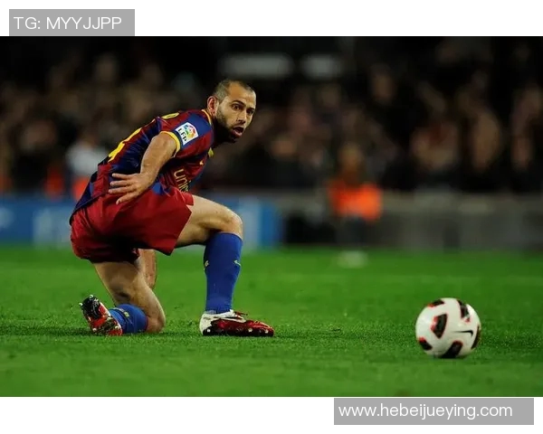 足球场上的飘逸长发辫子展现个性与力量的传奇球星们