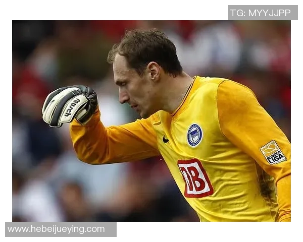 棕色长发足球球星展现赛场魅力领衔豪门之战燃情绿茵